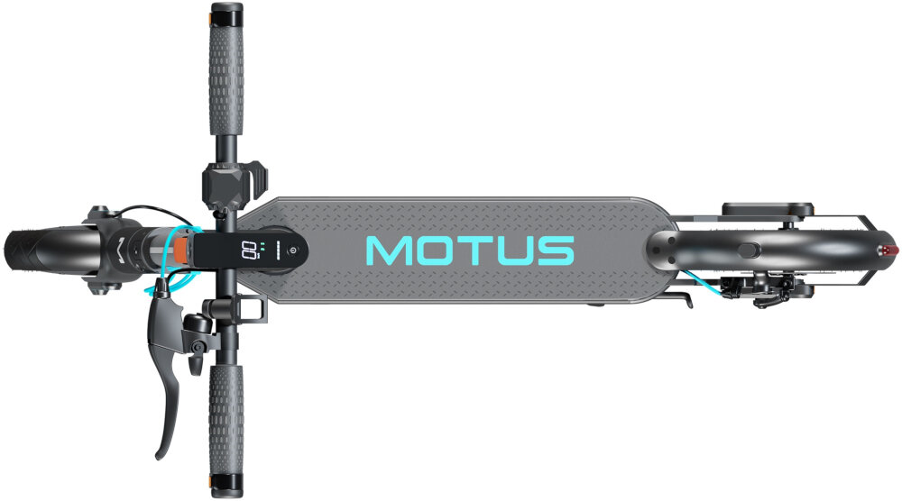 Widok z góry na szarą hulajnogę elektryczną z napisem \'MOTUS\' na podeście. Kierownica wyposażona w wyświetlacz cyfrowy i dźwignię hamulca.