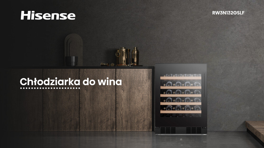 Obraz przedstawia chłodziarkę do wina z widocznymi butelkami na półkach. Na ścianie znajduje się logo \'Hisense\' oraz tekst \'Chłodziarka do wina\' i \'RW3N132GSLF\'.