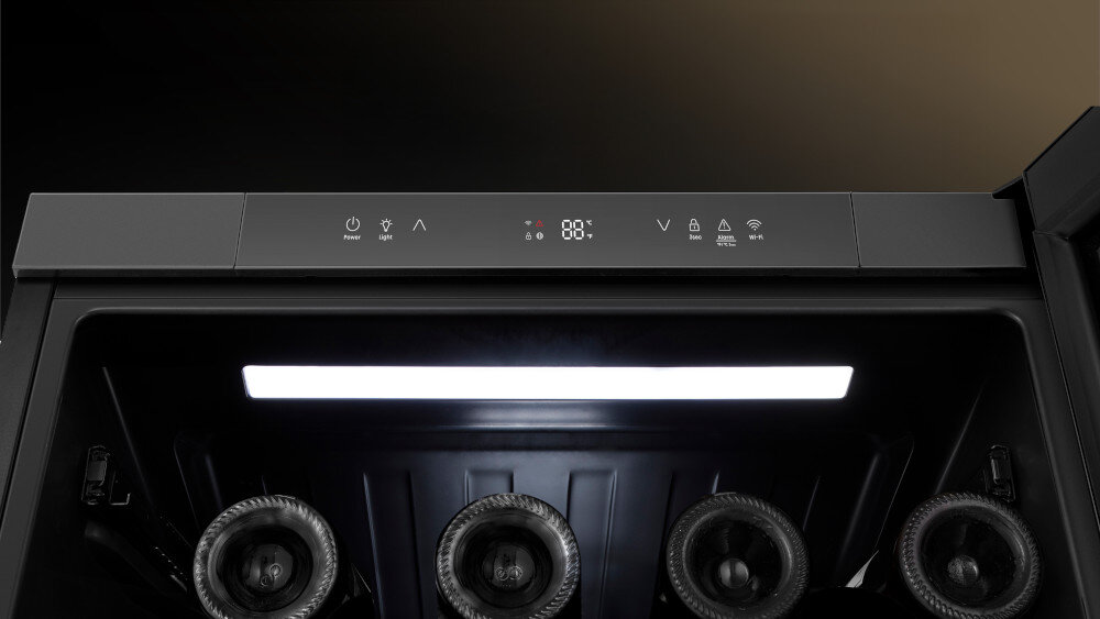 Widoczny jest panel sterowania chłodziarki do wina z ikonami i wyświetlaczem cyfrowym. Wnętrze urządzenia oświetlone jest jasnym światłem, a w środku znajdują się butelki wina.