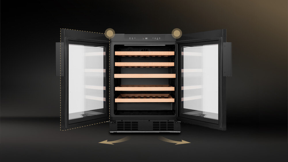 Chłodziarka do wina z otwartymi drzwiami, ukazująca kilka drewnianych półek wewnątrz. Na górnym panelu widoczne są przyciski i wyświetlacz cyfrowy.