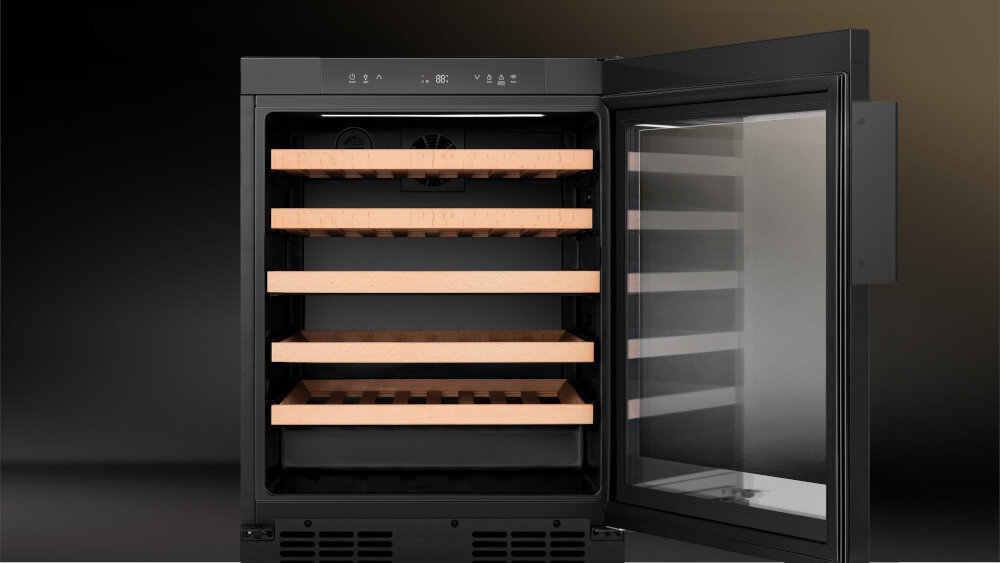 Chłodziarka do wina z otwartymi drzwiami, wyposażona w drewniane półki. Na panelu sterowania widoczne są ikony i cyfry wskazujące temperaturę.