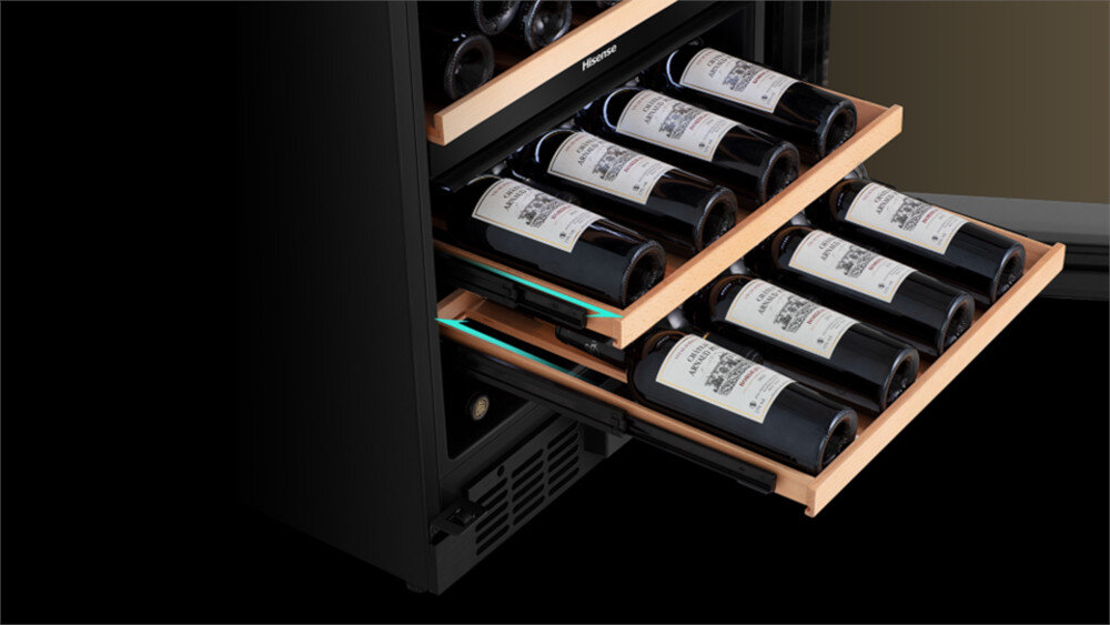 Chłodziarka do wina z wysuniętymi drewnianymi półkami, na których znajdują się butelki wina. Na górnej półce widoczne jest logo \'Hisense\'.