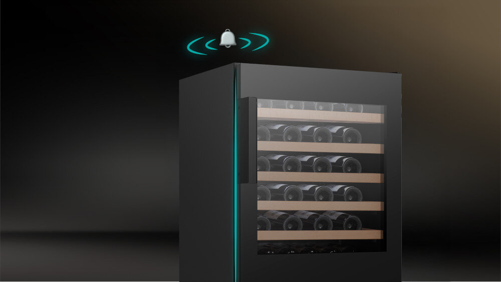 Czarna chłodziarka do wina z przeszklonym frontem i drewnianymi półkami, na których znajdują się butelki. Nad urządzeniem widoczna jest ikona dzwonka z falami dźwiękowymi.