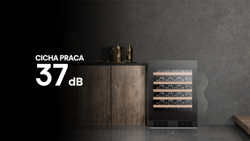 Na obrazie widoczna jest chłodziarka do wina z kilkoma półkami, obok drewnianej szafki. Na obrazie znajduje się tekst: \'CICHA PRACA 37 dB\'.