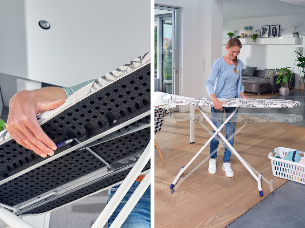 Na obrazie widać osobę ustawiającą deskę do prasowania z perforowaną powierzchnią. W tle znajduje się nowoczesne wnętrze mieszkalne z meblami i roślinami.