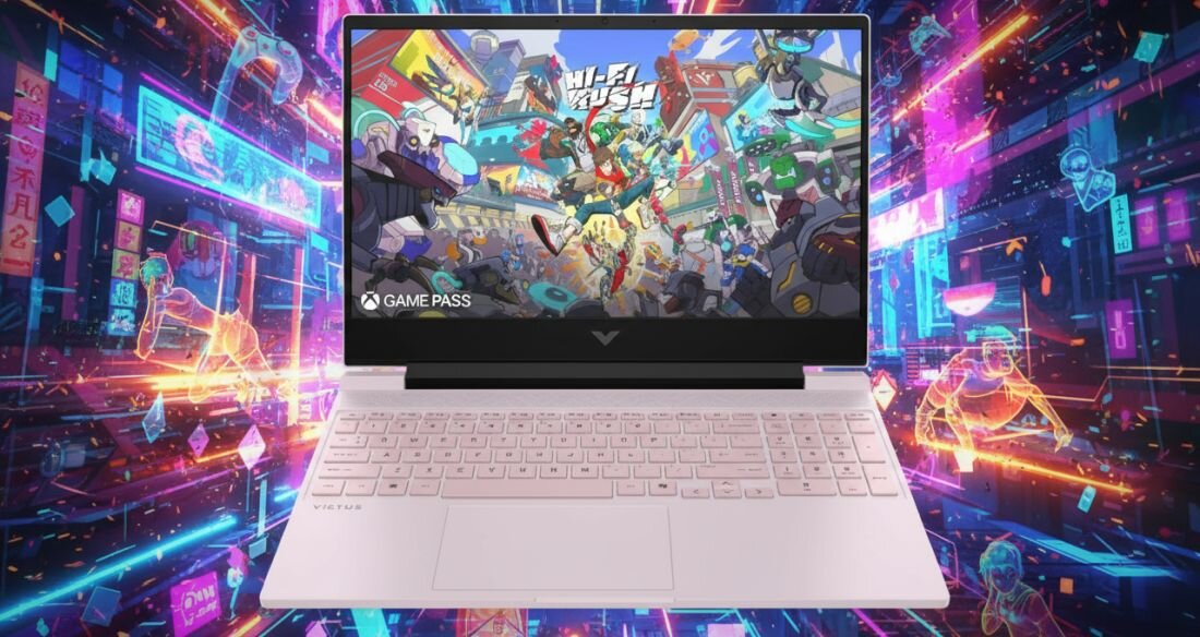 Laptop HP Victus 15 - Laptop HP Victus 15 z grafiką gry Hi-Fi Rush na ekranie pokazującą kolorową scenę walki z efektami świetlnymi na zielonym tle z logo NVIDIA. DLSS 4, NVIDIA GeForce RTX, NVIDIA Reflex