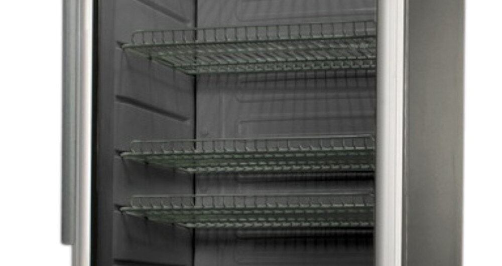Witryna chłodnicza z metalowymi półkami i szklanymi drzwiami. Wnętrze jest szare z trzema poziomami półek.