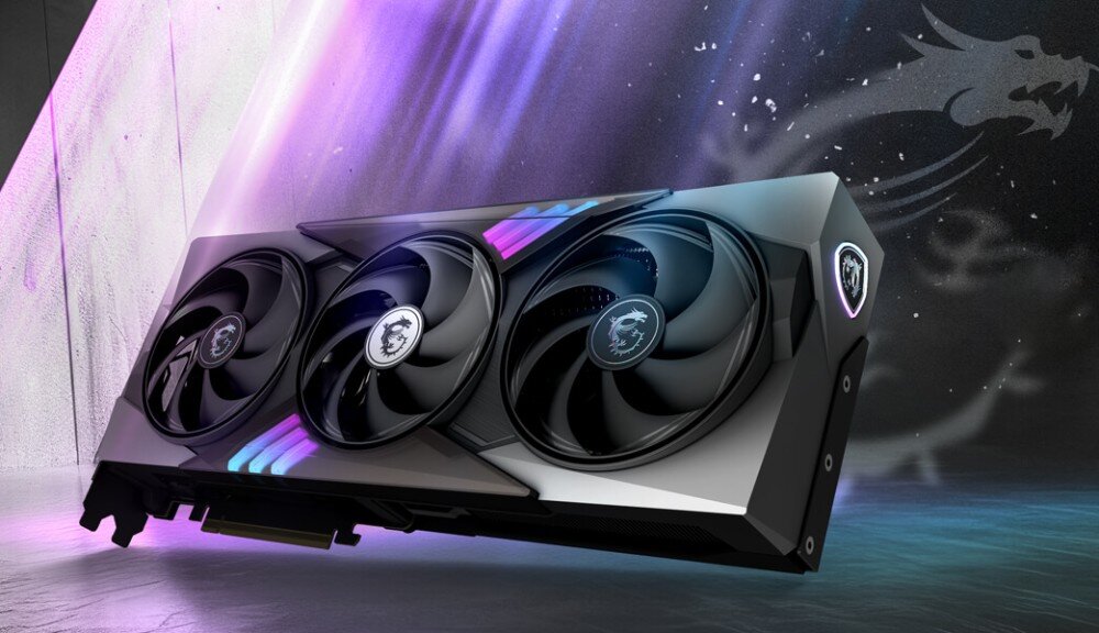 Obraz przedstawia kartę graficzną z trzema dużymi wentylatorami i podświetleniem RGB. W tle widoczne jest logo smoka na ścianie.