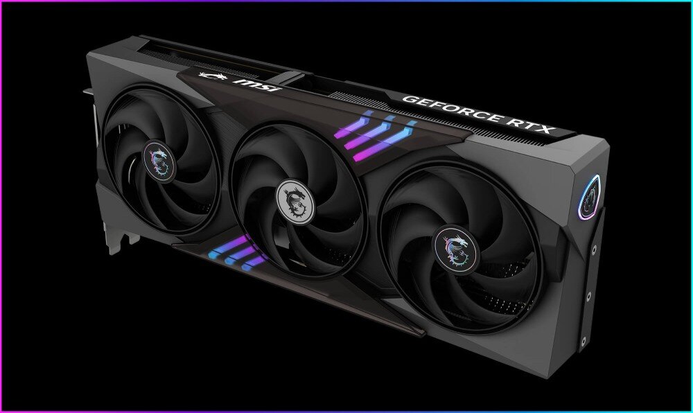 Karta graficzna z trzema dużymi wentylatorami i podświetleniem RGB. Widoczne logo MSI oraz napis \'GeForce RTX\'.