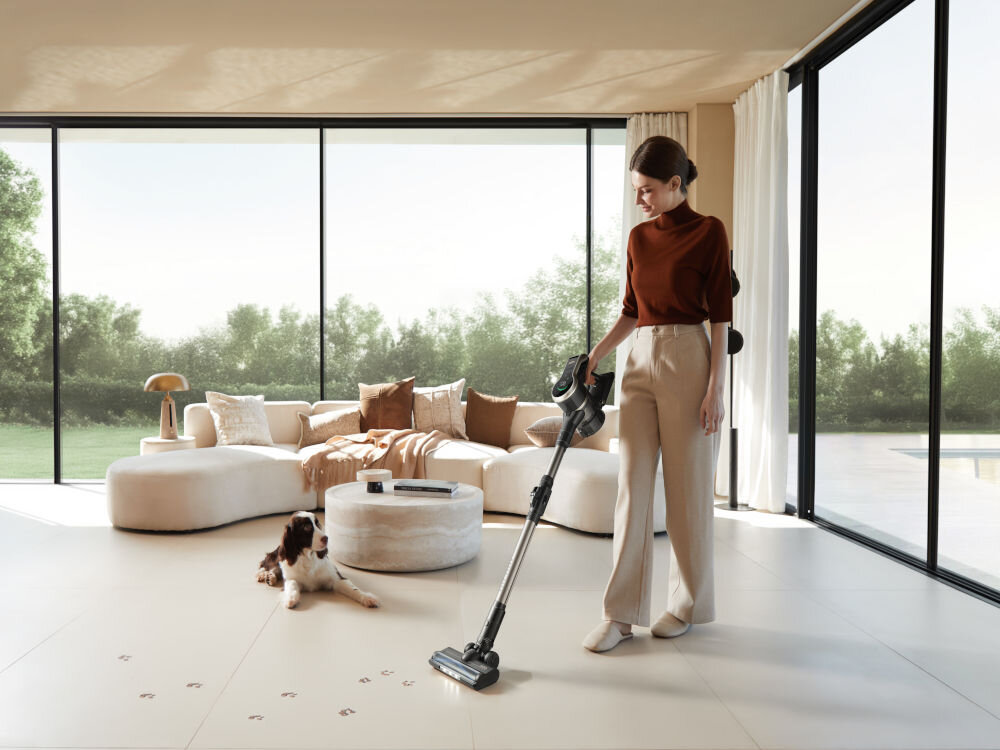 Odkurzacz MOVA S2 Detect osoba odkurzajaca podłogę w tle mieszkanie piesek na podłodze