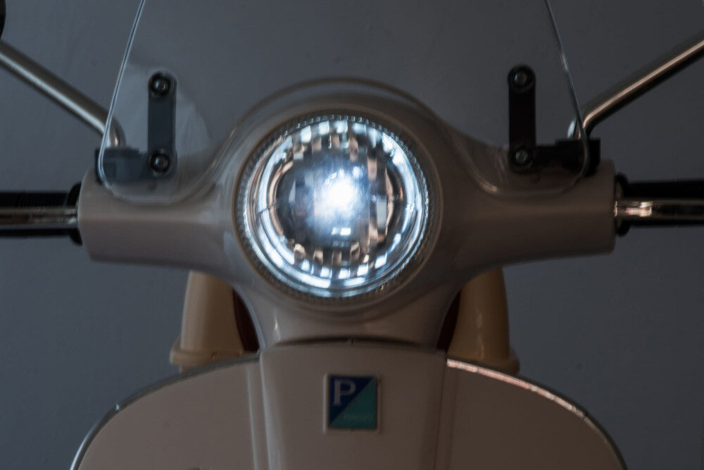 Jeździk SUN BABY Vespa Fuksja światło przód/tył realistyczny wygląd