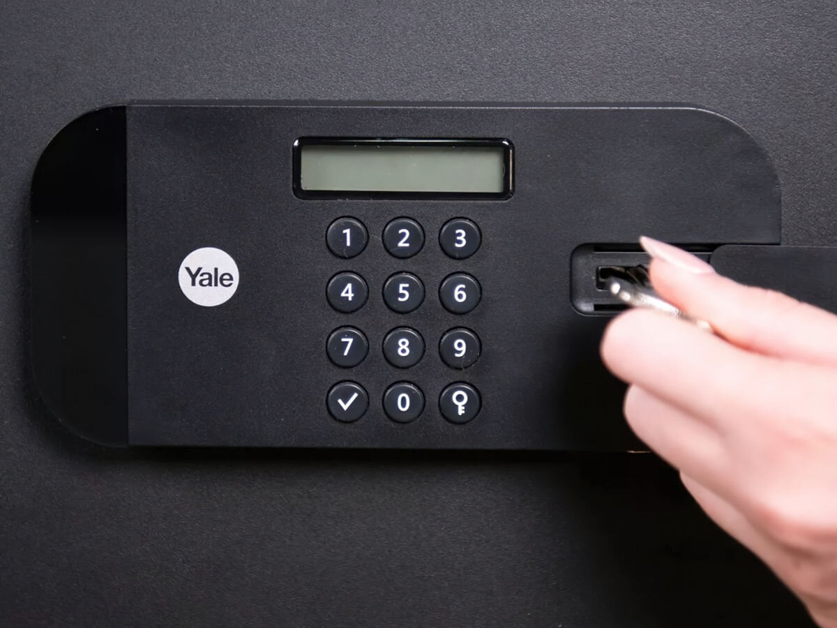 Sejf YALE YSEB 200 EB1, wymiary, waga, konstrukcja, pojemność, dłoń obsługuje klucz w drzwiczkach sejfu