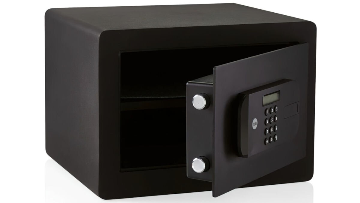 Sejf YALE YSEB 200 EB1, rygle, bolce, średnica, manipulacje, na białym tle sejf na wprost z otwartymi drzwiczkami