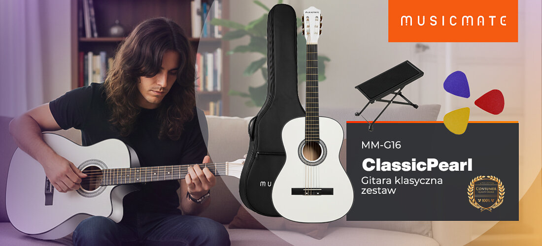 Osoba gra na białej gitarze klasycznej, obok widoczny jest zestaw z futerałem, podnóżkiem i trzema kostkami. Na obrazie znajduje się tekst: \'MUSICMATE MM-G16 ClassicPearl Gitara klasyczna zestaw\'.