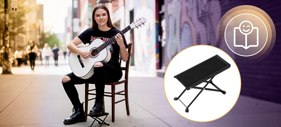 Osoba siedzi na krześle na zewnątrz, trzymając białą gitarę klasyczną. Obok widoczny jest czarny podnóżek na tle symbolu z uśmiechniętą twarzą i książką.