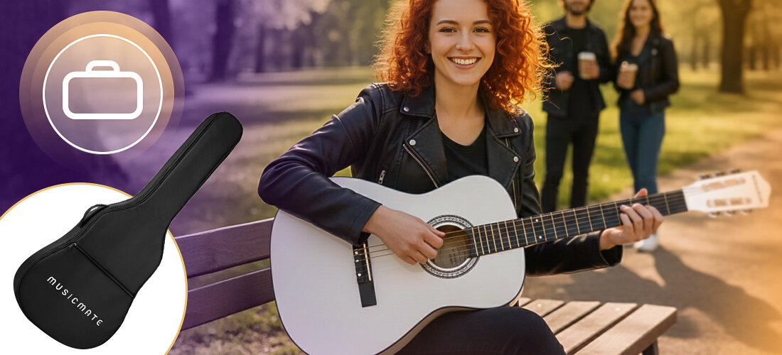 Osoba siedzi na ławce w parku, trzymając białą gitarę klasyczną. Obok widoczny jest czarny pokrowiec z napisem \'musicmate\'.