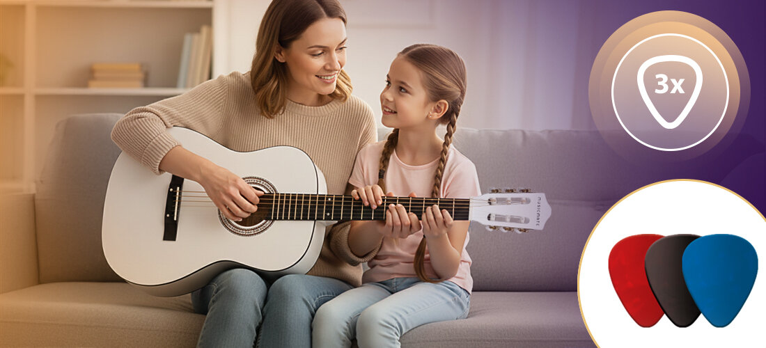 Dwie osoby siedzą na kanapie, jedna z nich trzyma białą gitarę klasyczną. Obok widoczne są trzy kostki gitarowe w kolorach czerwonym, czarnym i niebieskim oraz symbol z napisem \'3x\'.