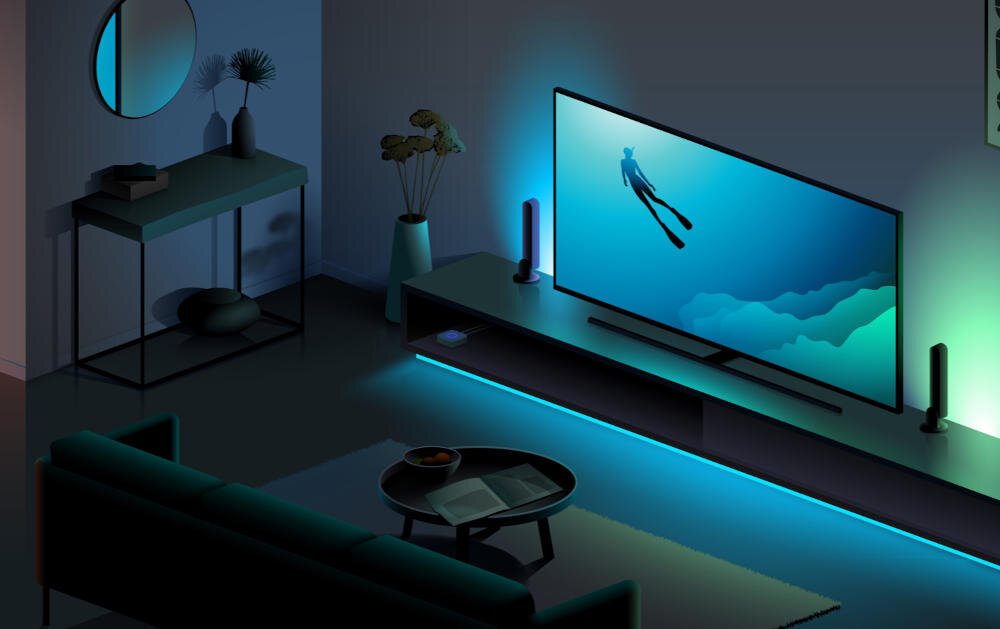 Pokój dzienny z telewizorem na szafce, emitującym niebieskie światło. W tle widać dekoracje i oświetlenie LED, tworzące przytulną atmosferę.