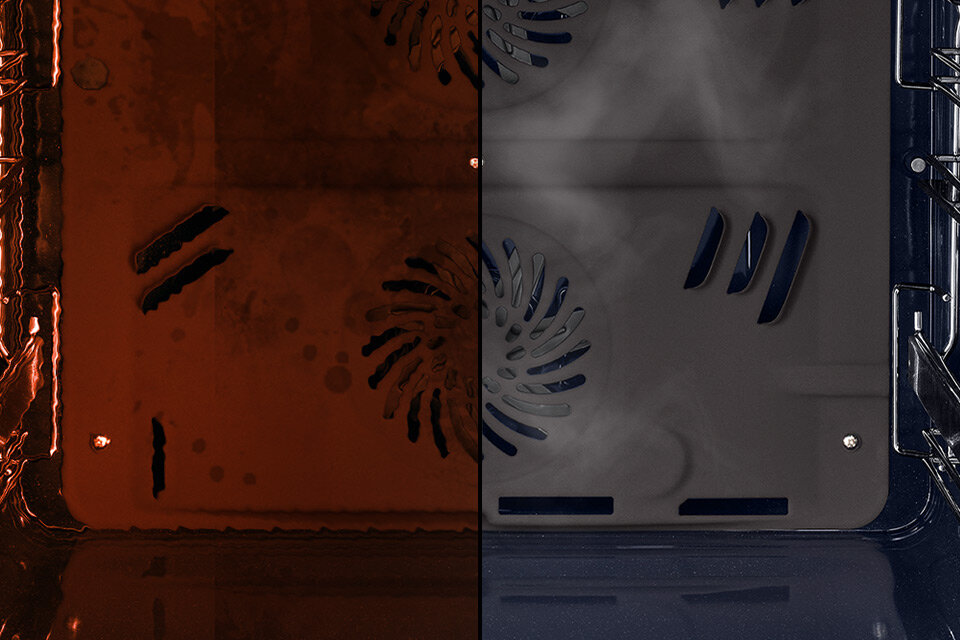 Obraz przedstawia wnętrze piekarnika podzielone na dwie części: lewa strona jest ciemna i zanieczyszczona, a prawa strona jest czysta z widoczną parą. Widać elementy wentylacyjne i śruby mocujące na obu stronach.