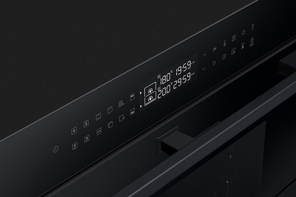 Czarny panel sterowania piekarnika z wyświetlaczem cyfrowym pokazującym temperatury 180° i 200° oraz czas 19:59. Wokół wyświetlacza znajdują się różne ikony funkcji piekarnika.
