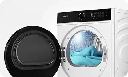 Biała suszarka z otwartymi drzwiami, wewnątrz widoczne niebieskie tkaniny. Na panelu sterowania znajduje się pokrętło i przyciski, a nad nimi napis \'Hisense\'.