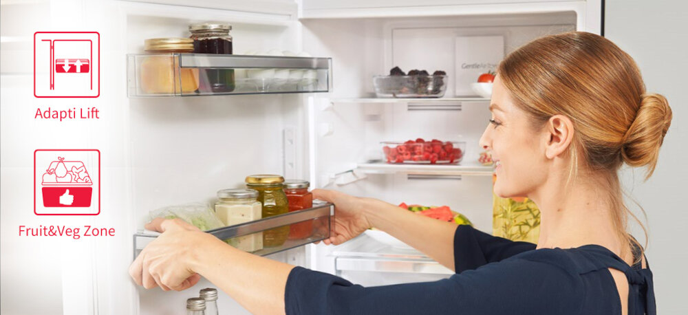 Osoba otwiera lodówkę, w której znajdują się słoiki i pojemniki z jedzeniem. Po lewej stronie widoczne są ikony z napisami \'Adapti Lift\' i \'Fruit&Veg Zone\'.