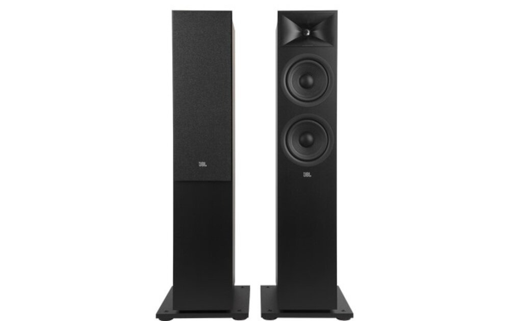 Na obrazie widoczne są dwie czarne kolumny głośnikowe stojące obok siebie. Na każdej z nich znajduje się logo \'JBL\'.
