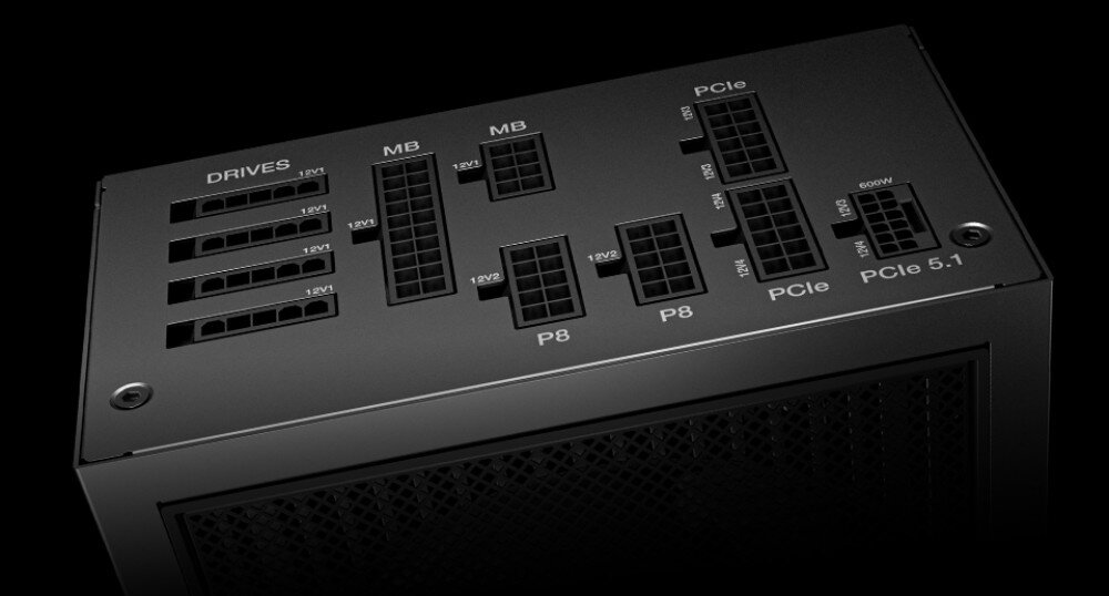 Obraz przedstawia panel zasilacza z różnymi gniazdami oznaczonymi jako DRIVES, MB, P8, PCIe i PCIe 5.1. Każde gniazdo ma przypisane wartości napięcia, takie jak 12V i 18A.