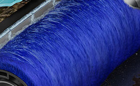 Obraz przedstawia niebieską szczotkę odkurzacza z widocznymi włóknami. Szczotka jest częścią urządzenia czyszczącego z funkcją aktywnego mycia.