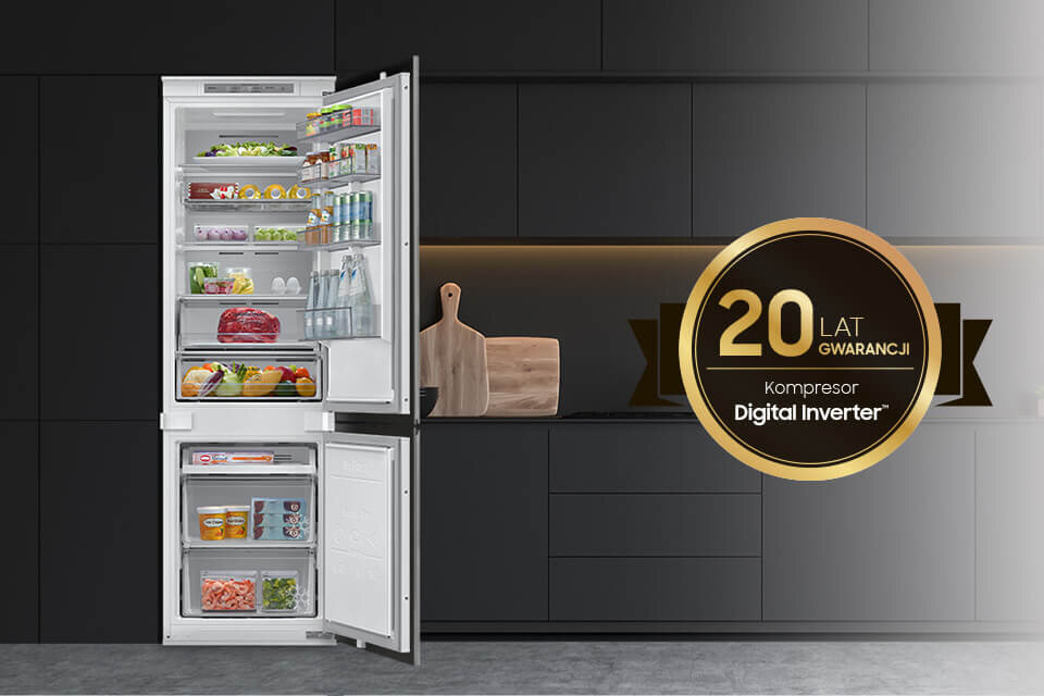 Otwarta lodówka z różnymi produktami spożywczymi, obok której znajduje się okrągły znak z napisem \'20 LAT GWARANCJI Kompresor Digital Inverter\'.