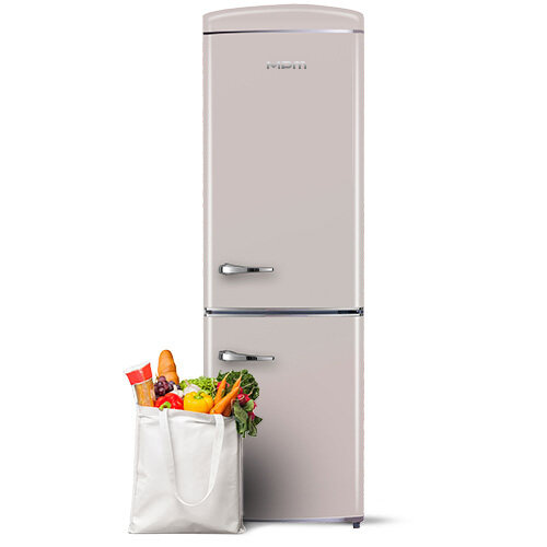 Beżowa lodówka z dwoma drzwiami, na której widoczne jest logo \'MPM\'. Przed lodówką stoi torba z różnymi warzywami i owocami.