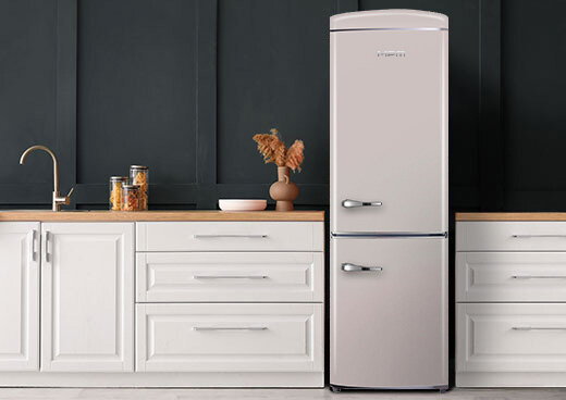 Lodówka MPM-375-FR-54 w zabudowie kuchennej.