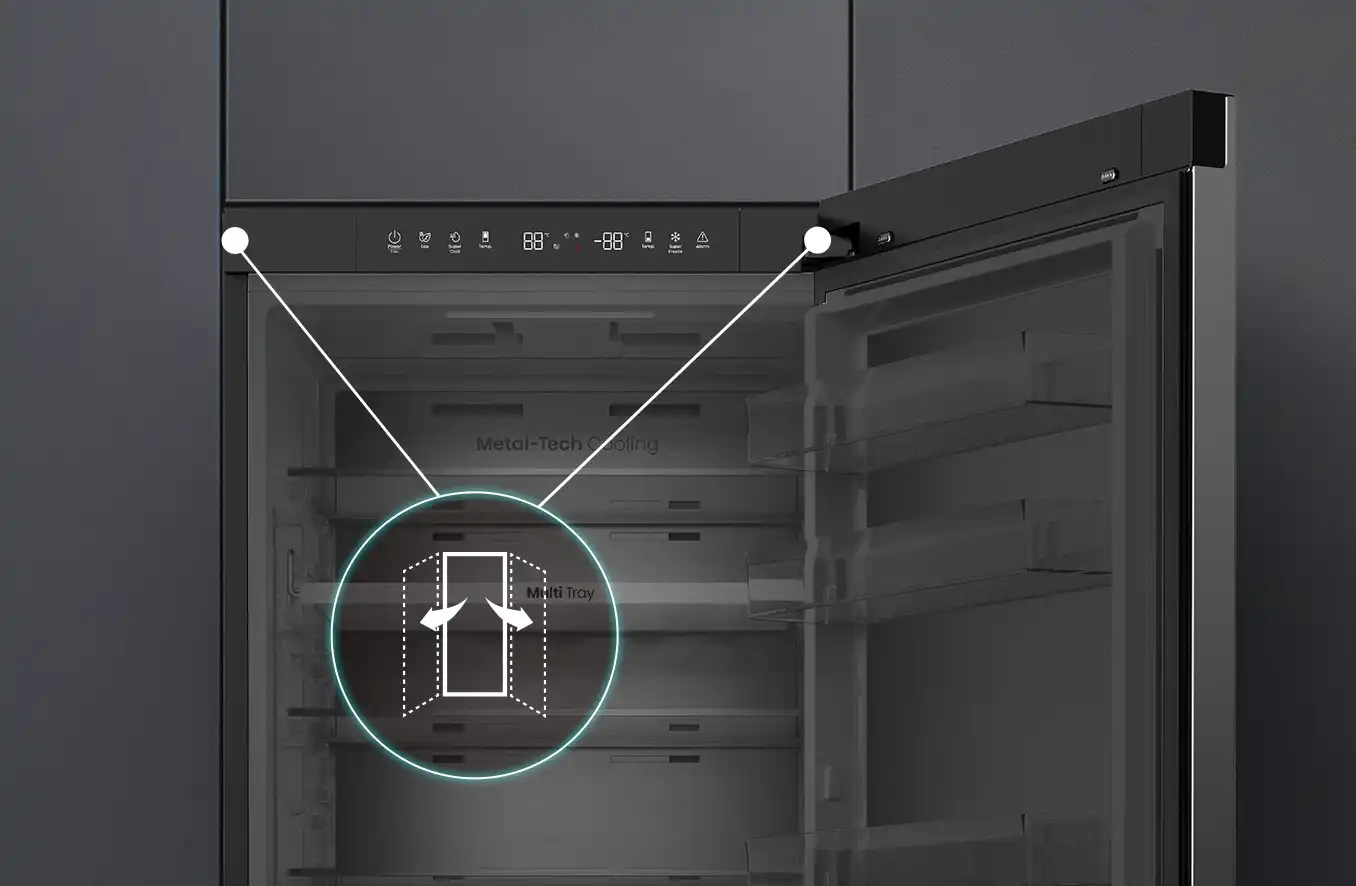 Otwarta lodówka z widocznymi półkami i panelem sterowania na górze. Na drzwiach znajduje się napis \'Metal-Tech Cooling\' oraz \'Multi Tray\'.
