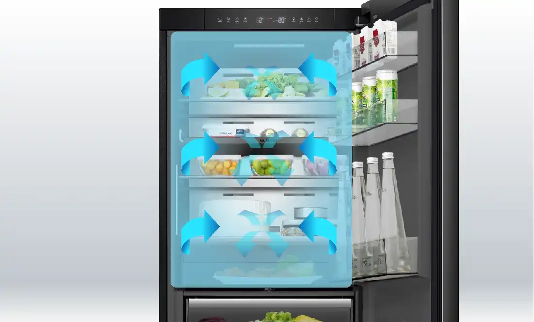 Wnętrze lodówki z otwartymi drzwiami, wypełnione różnymi produktami spożywczymi. Widoczne są niebieskie strzałki wskazujące na cyrkulację powietrza wewnątrz lodówki.