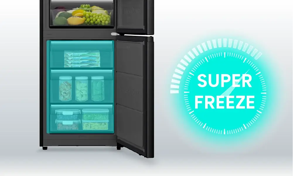 Obraz przedstawia otwartą lodówkę z widocznymi półkami wypełnionymi jedzeniem, takimi jak owoce i zapakowane produkty. Obok lodówki znajduje się niebieski napis \'SUPER FREEZE\' otoczony graficznym symbolem zegara.