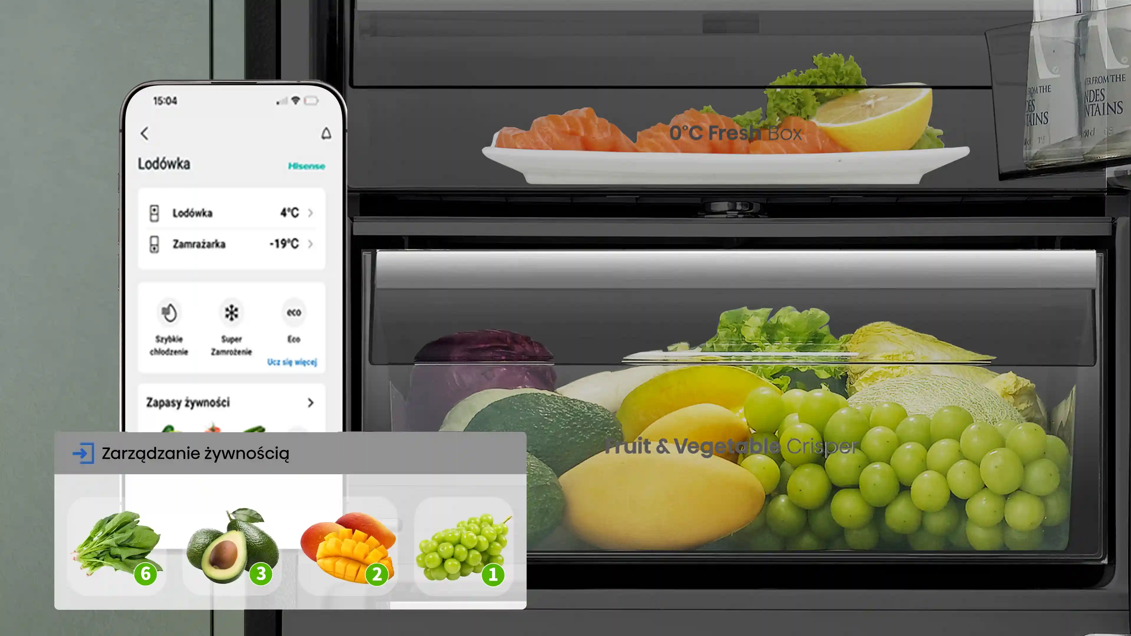 Obraz przedstawia wnętrze lodówki z różnymi owocami i warzywami oraz ekran smartfona z aplikacją do zarządzania lodówką. Na ekranie widoczne są opcje takie jak \'Lodówka 4°C\', \'Zamrażarka -19°C\', \'Szybkie chłodzenie\', \'Super Zamrożenie\', \'Eco\' oraz \'Zarządzanie żywnością\'.