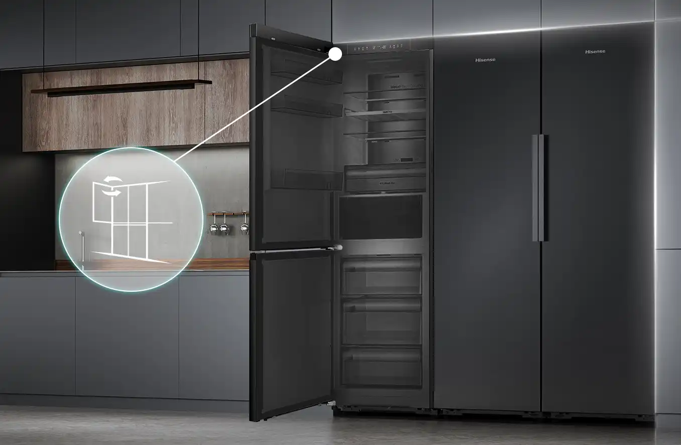 Otwarta lodówka w nowoczesnej kuchni, z ciemnym wnętrzem i kilkoma półkami. Na drzwiach widoczne jest logo \'Hisense\'.