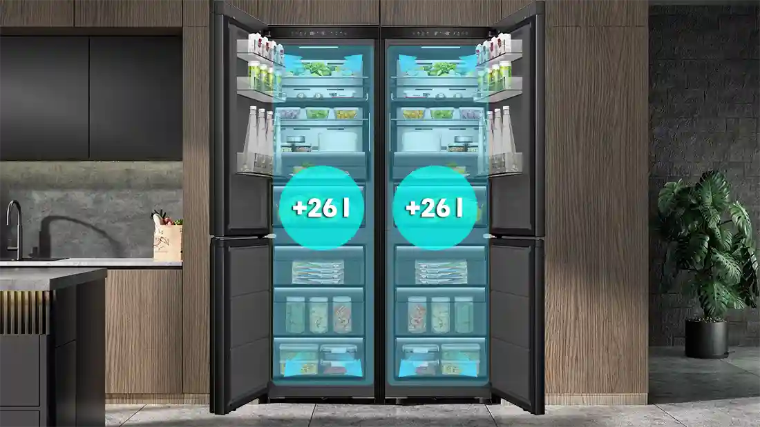 Dwie otwarte lodówki z widocznymi półkami wypełnionymi produktami spożywczymi. Na drzwiach lodówek widnieje napis \'+26 l\'.