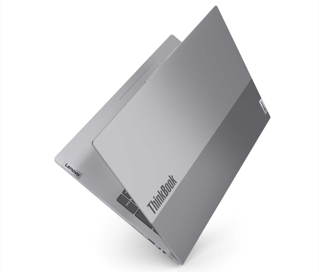 Na obrazie widoczny jest srebrny laptop z logo \'ThinkBook\' na pokrywie. Obok znajduje się mniejsze logo \'Lenovo\'.