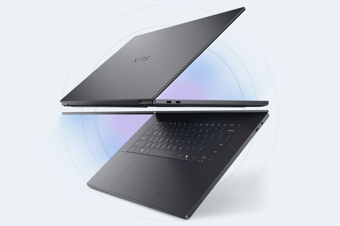 Na obrazie widoczny jest otwarty laptop z logo \'XPS\' na pokrywie. Laptop ma cienką konstrukcję i ciemną kolorystykę.