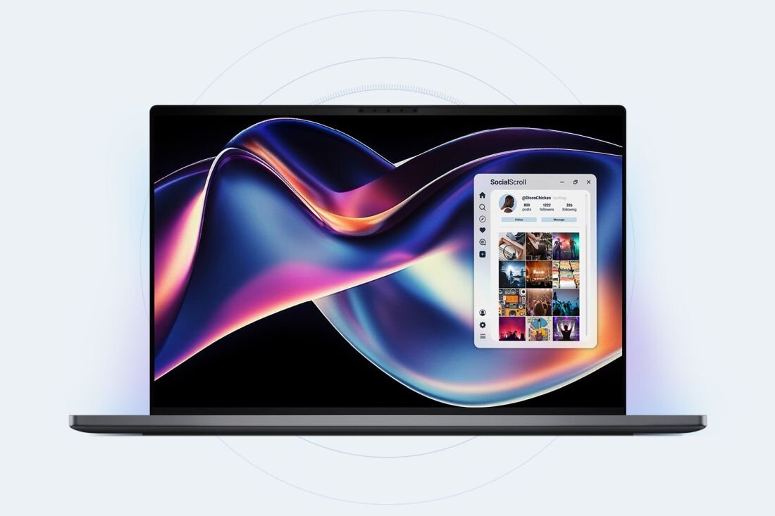 Laptop z wyświetlaczem OLED prezentuje kolorową, abstrakcyjną grafikę na ekranie. Na ekranie widoczna jest również aplikacja \'SocialScroll\' z miniaturami zdjęć.