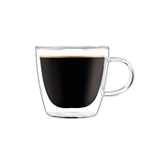 Szklanka z przezroczystego szkła wypełniona czarną kawą z delikatną pianką na górze.