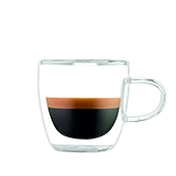 Szklanka z przezroczystego szkła wypełniona czarną kawą z pianką na wierzchu.