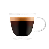 Szklanka z przezroczystego szkła wypełniona czarną kawą z jasnobrązową pianką na wierzchu.