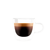 Szklanka z przezroczystego szkła wypełniona kawą z pianką na wierzchu.