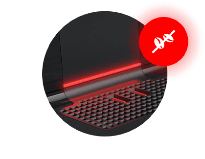 Zbliżenie na część ekspresu do kawy z czerwonym podświetleniem i kratkowaną powierzchnią. Obok widoczny jest czerwony okrąg z białym symbolem przekreślonego kabla.