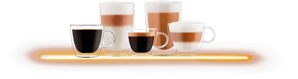 Na obrazie widoczne są różne szklanki z kawą, każda z inną ilością mleka i pianki. Szklanki ustawione są na tle jasnego, podłużnego światła.