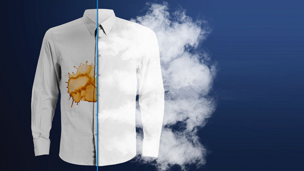 Obraz przedstawia białą koszulę podzieloną na dwie części; jedna strona jest poplamiona, a druga czysta, otoczona parą. Tło jest ciemnoniebieskie.