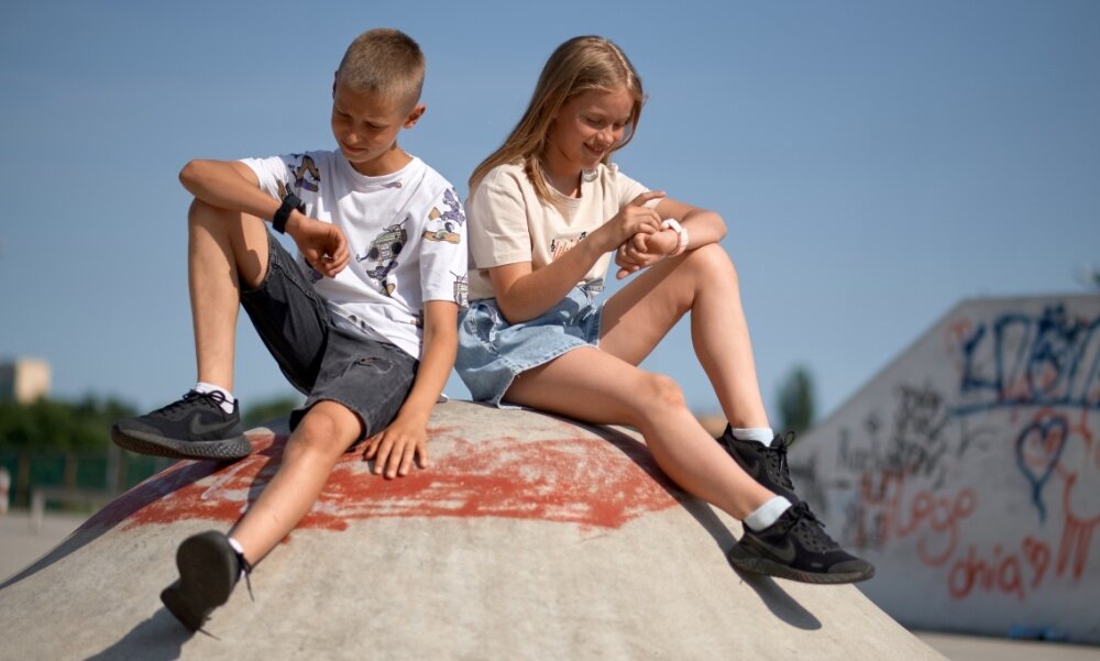 Smartwatch Garett Kids Essa 4G ekran bateria czujniki zdrowie sport pasek ładowanie pojemność rozdzielczość łączność sterowanie krew puls rozmowy smartfon aplikacja