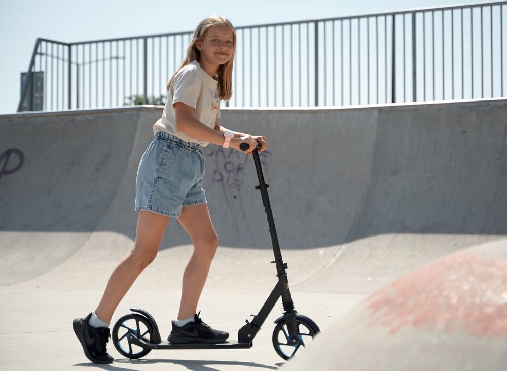 Smartwatch Garett Kids Essa 4G ekran bateria czujniki zdrowie sport pasek ładowanie pojemność rozdzielczość łączność sterowanie krew puls rozmowy smartfon aplikacja